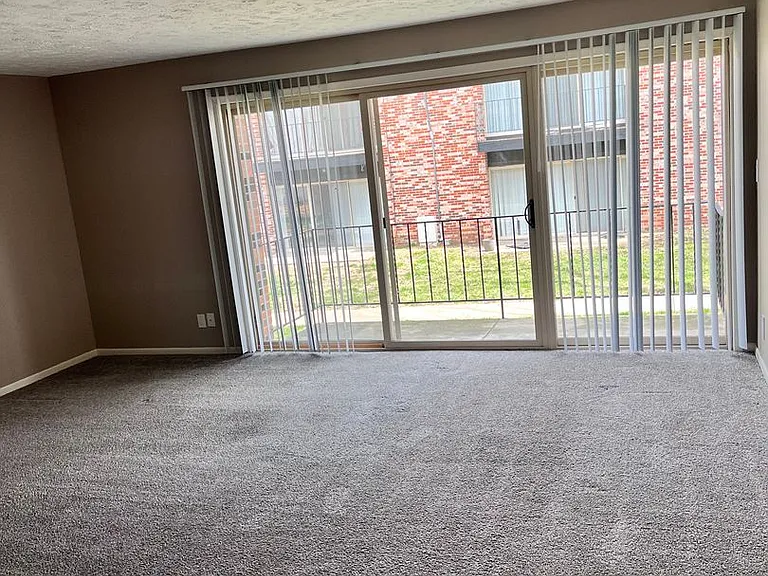 Bristol Square Apartments — Photo 186
