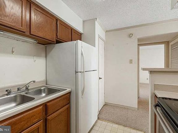 5th image of 1535 Lincoln Way #102