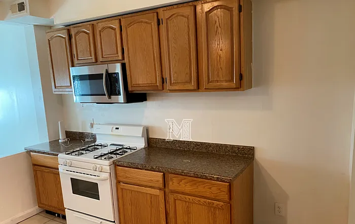799 N Glover St — Photo 6