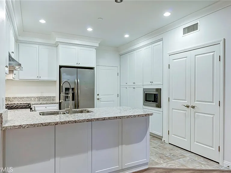 70 Kempton — Photo 14