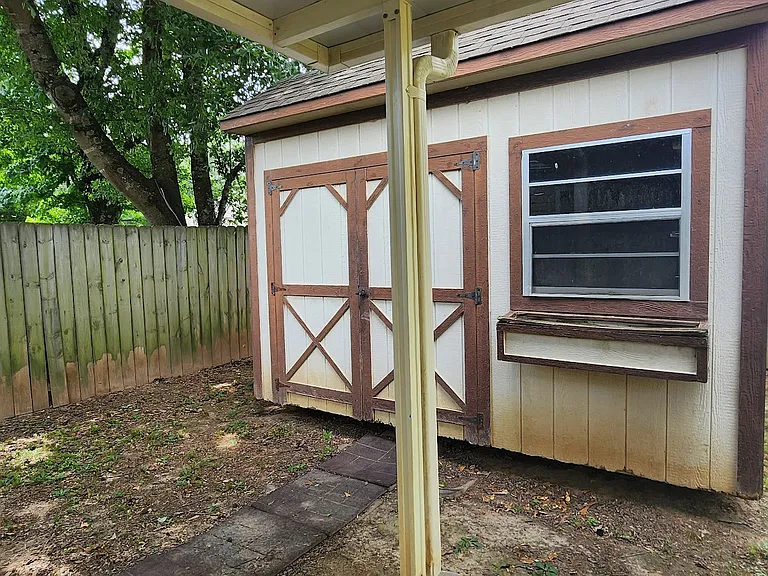 120 Butterfield Xing — Photo 32