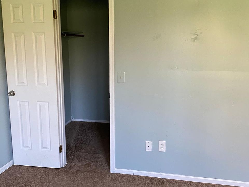 Master bed - Walkin closet
