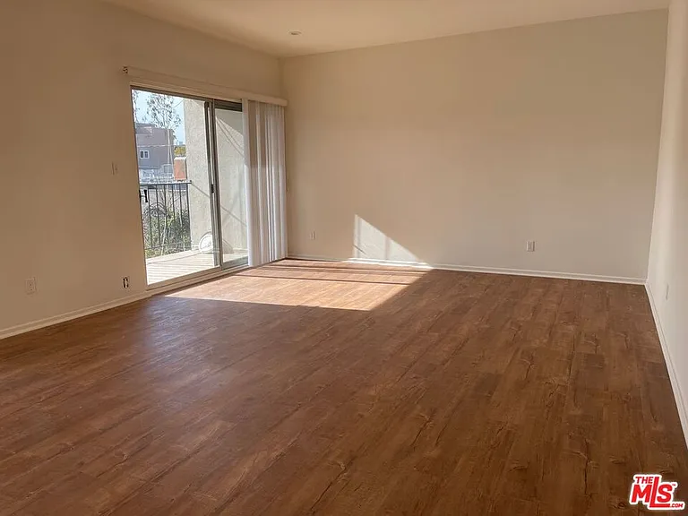 1677 Westholme Ave #302 — Photo 4