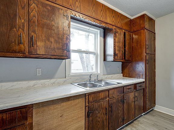 5th image of 4700 Montview Dr APT 3