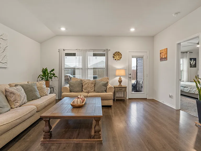 2038 Croton Ave — Photo 9
