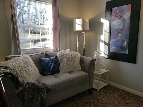 4th image of 40 Jamestown Ct #102