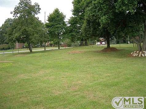 3rd image of 701 Pearman Ave