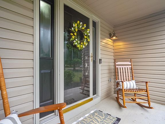 4th image of 8900 Chateau Dr