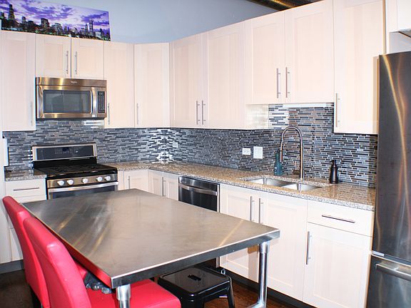 4th image of 1645 W Ogden Ave Unit 633