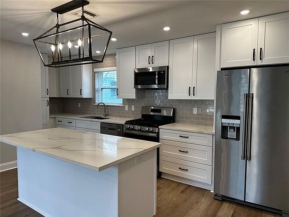 3rd image of 301 Labarre Dr #B