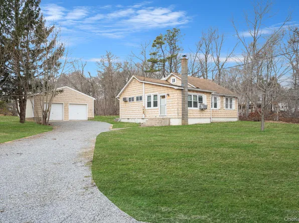 212 Mount Vernon Avenue, Medford, NY 11763