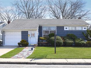 21 Elderberry Ln, Valley Stream, NY 11581