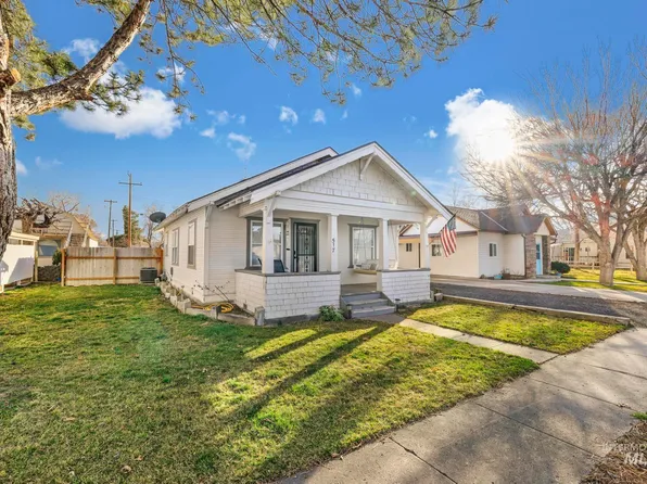 517 6th St, Filer, ID 83328