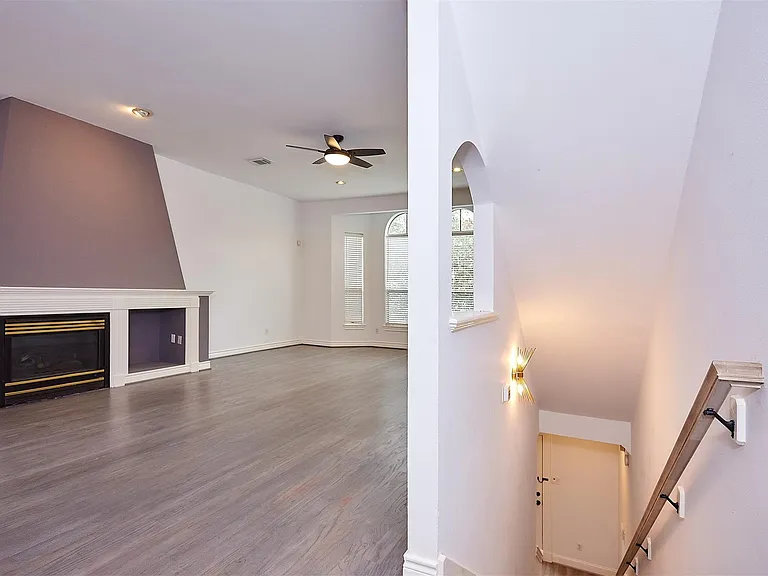 110 E Detering St — Photo 11