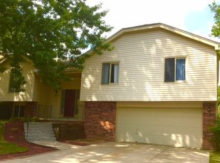 812 Pineview Dr, Papillion, NE 68046