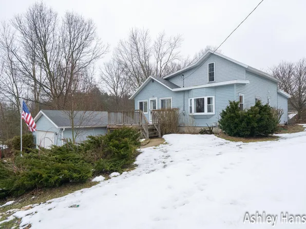 12938 Pine Island Dr NE, Sparta, MI 49345