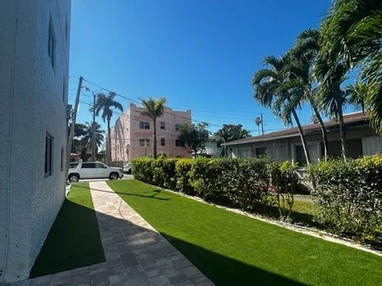 529 SW 4th St — Photo 3