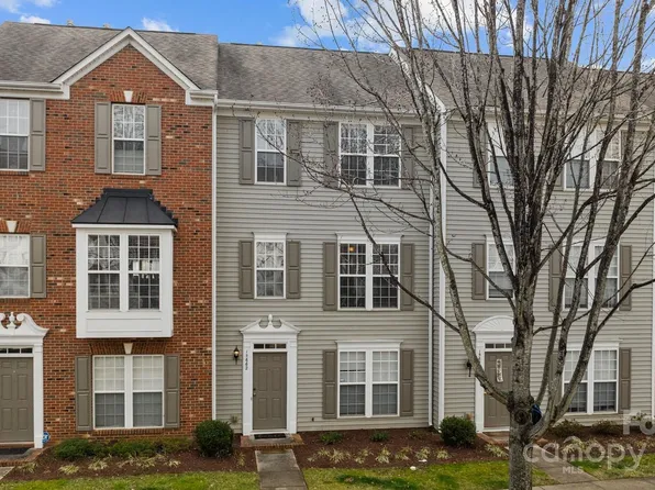 15662 King Louis Ct, Charlotte, NC 28277