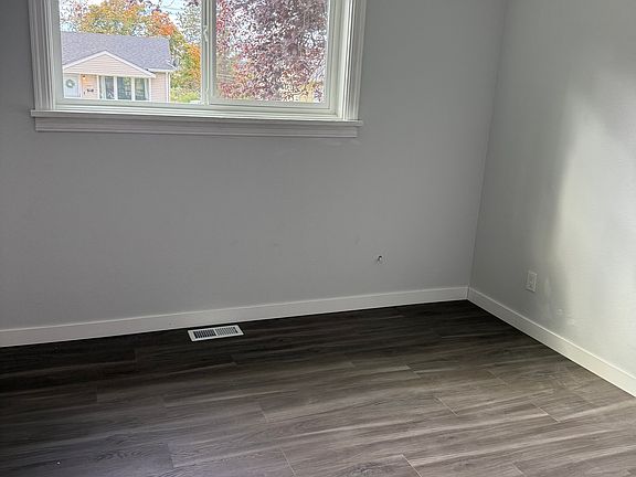 4th image of 5914 N Greenwood Blvd