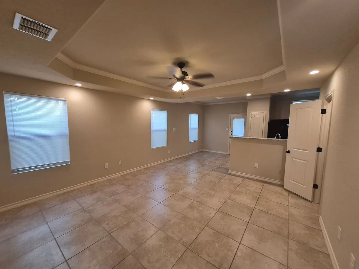 Building Photo - 6870 Lakeview Dr #101