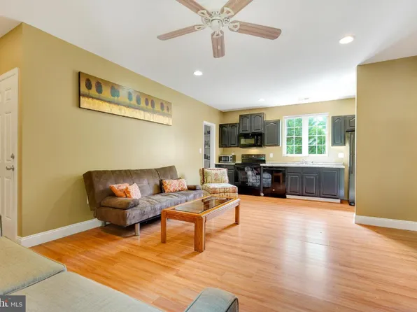 10044 Blake Ln #1, Oakton, VA 22124