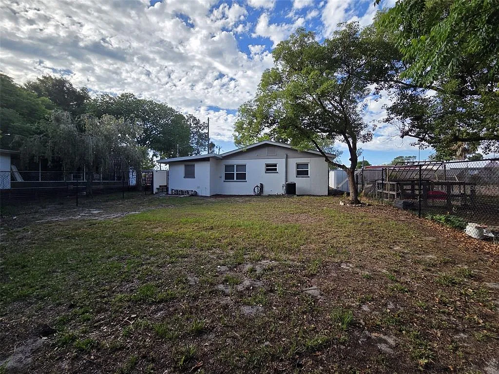2 bed, 1.0 bath, 672 sqft, $1,600 — Photo 4