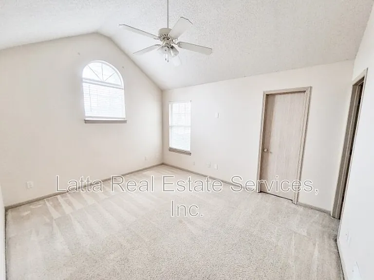 3210 SW Iron Creek Dr — Photo 8