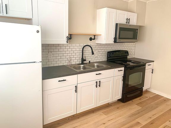 2nd image of 902 W 1st St #2C