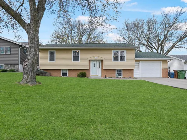 3344 W Ridge Dr, Waterloo, IA 50701