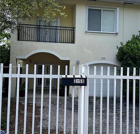 2nd image of 3156 Plaza St #3156