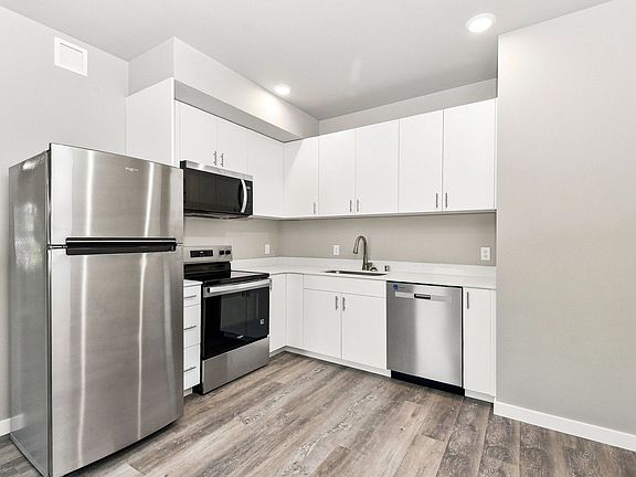 3rd image of 2418 Verona St #404