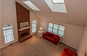 5th image of 22 Red Oak Ln