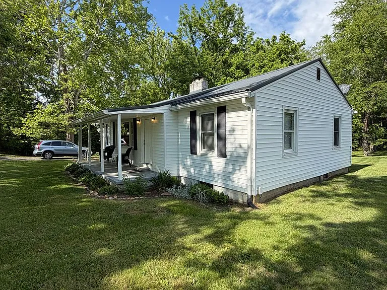 819 Summerville Rd — Photo 11
