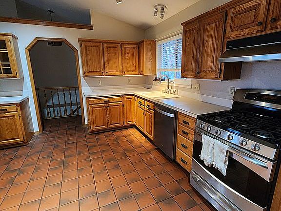 Kitchen (dual fuel range)