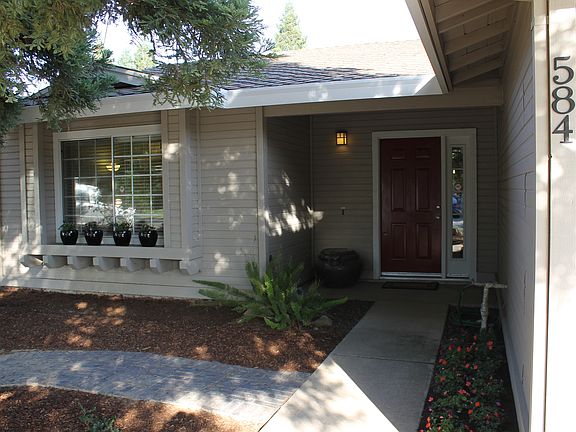 3rd image of 584 Oakborough Ave