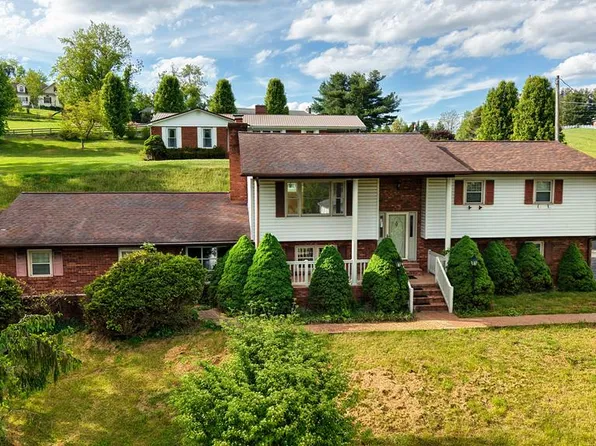 381 Pond St, Pounding Mill, VA 24637