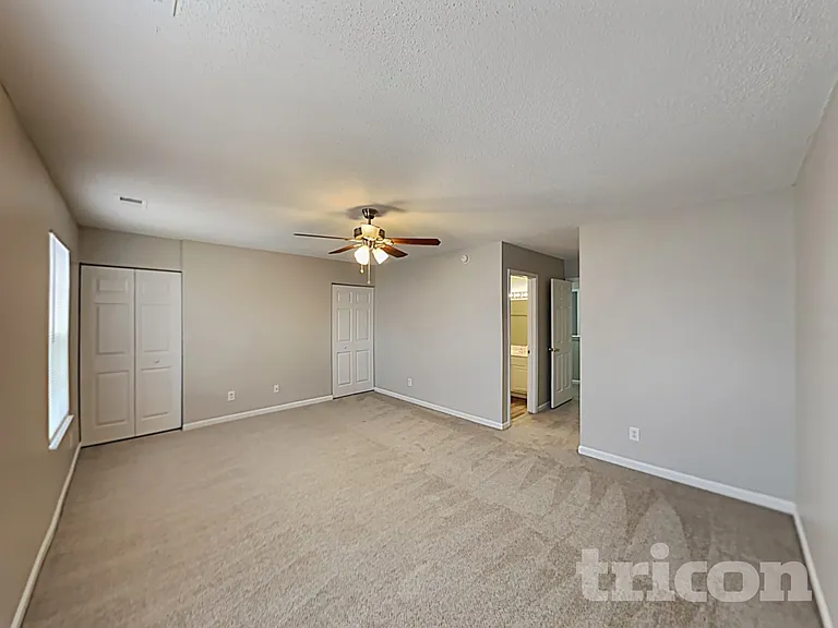 945 Schofield Ln — Photo 6
