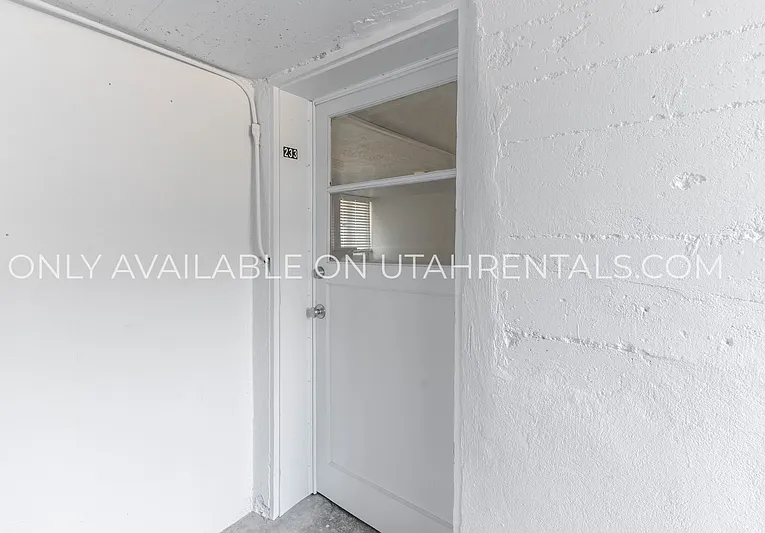 233 W 400 N — Photo 11