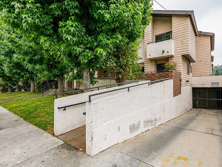 1010 - 1012 E Acacia Ave — Photo 22