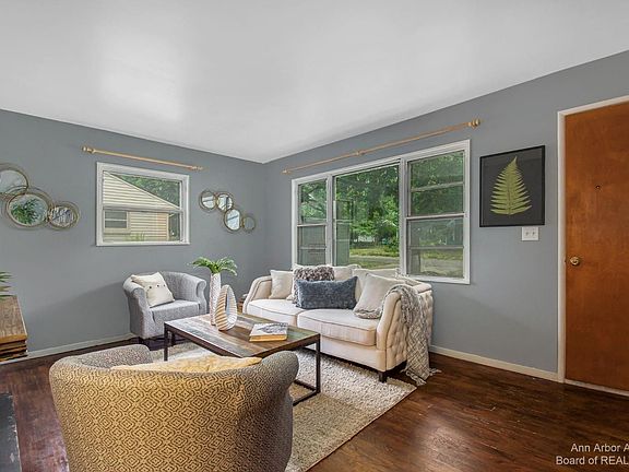 3rd image of 3215 Baylis Dr