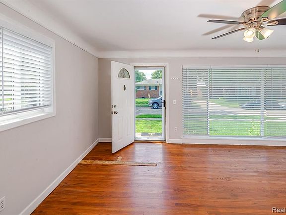 5th image of 22625 Raymond Ct