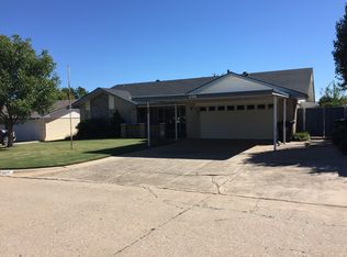 406 NE 20th St, Moore, OK 73160