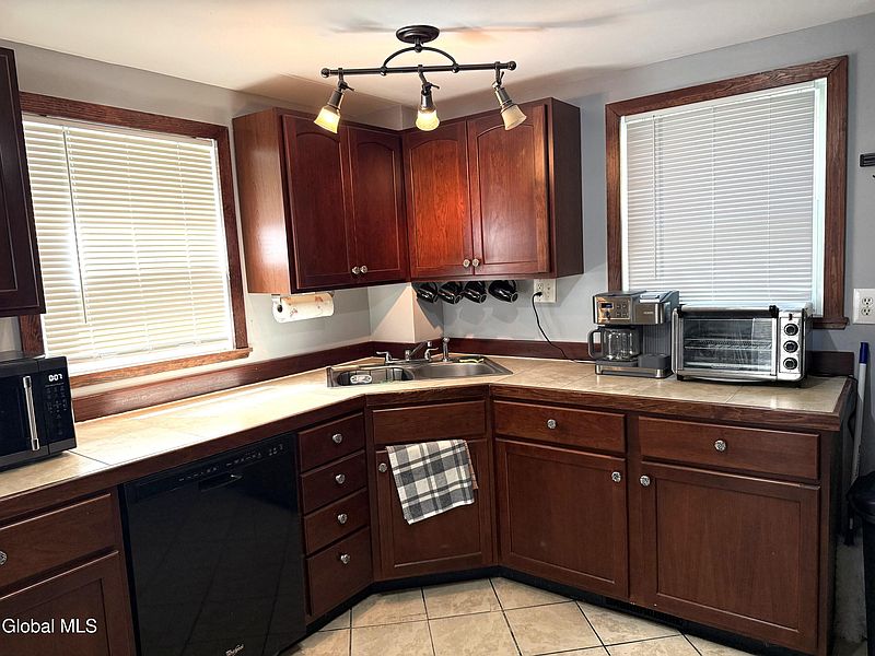 3rd image of 88 Saunders Street