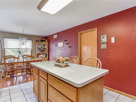 3rd image of 632 Harvard Pl