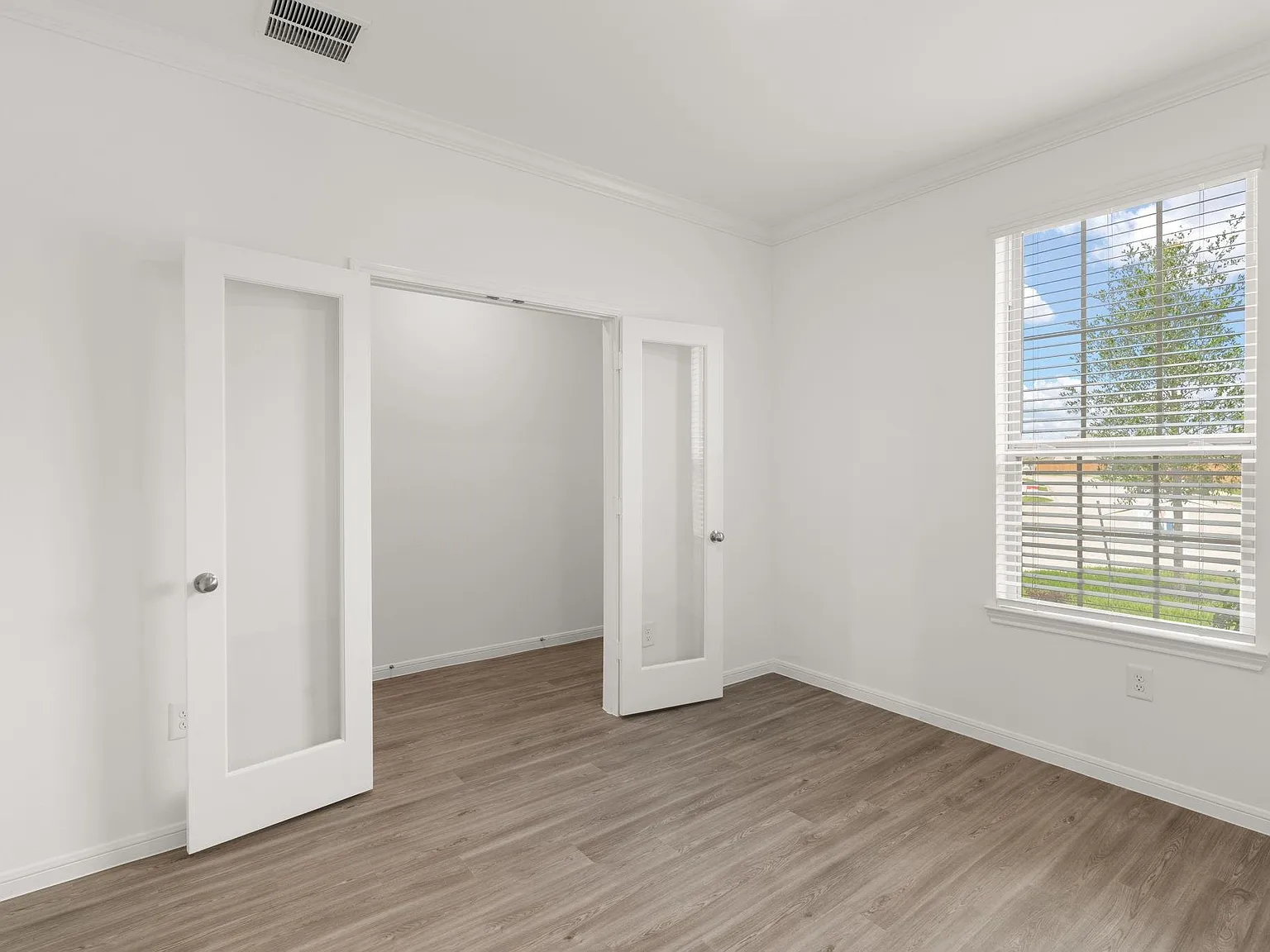 4 bed, 2.5 bath, 2428 sqft, $2,950 — Photo 4