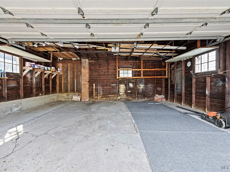 80 Capen Blvd — Photo 31