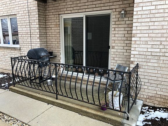 2nd image of 6835 N Northwest Hwy APT 1N