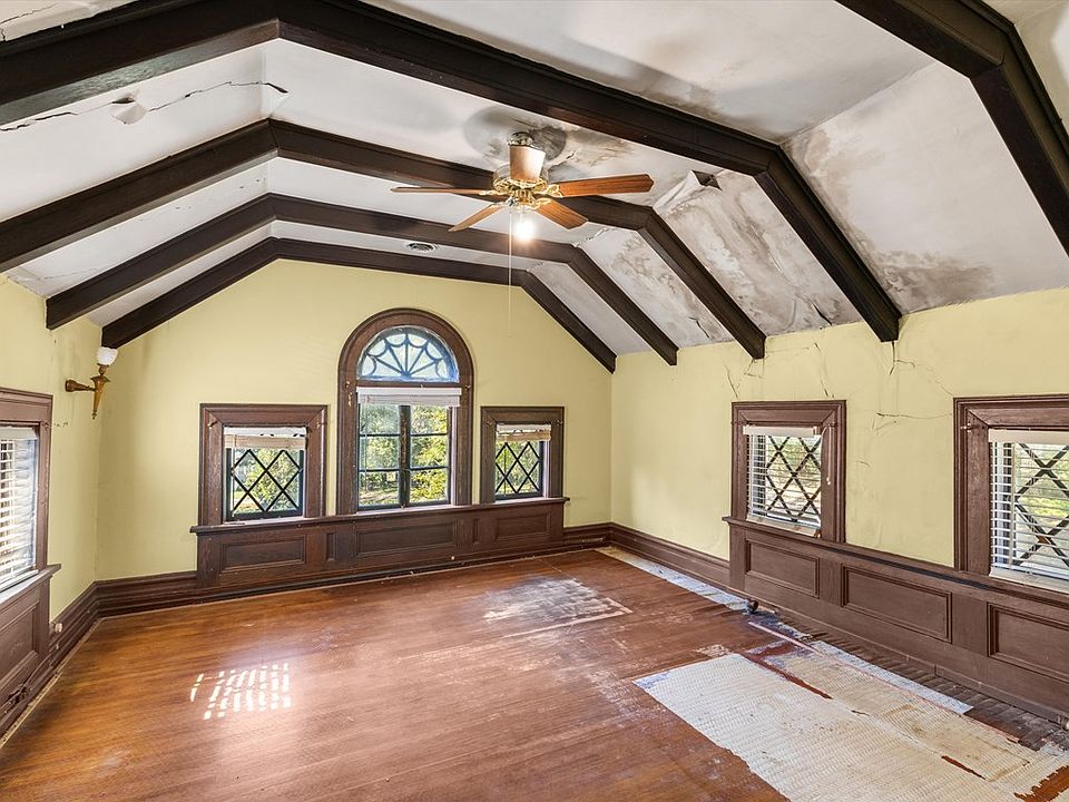 25th image of 315 E Main St