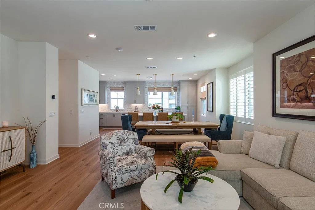 3 bed, 4.0 bath, 1724 sqft, $8,400 — Photo 3
