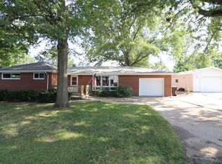 40 Hickory Dr, Clinton, IL 61727